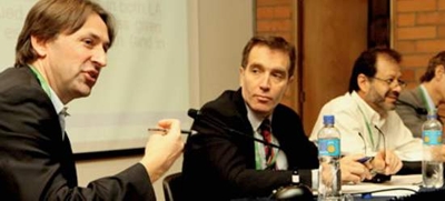 Andrew Powell (Banco Interamericano de Desarrollo), Carlos Veigh (Maryland University) e Augusto de la Torre (World Bank) durante la riunione.