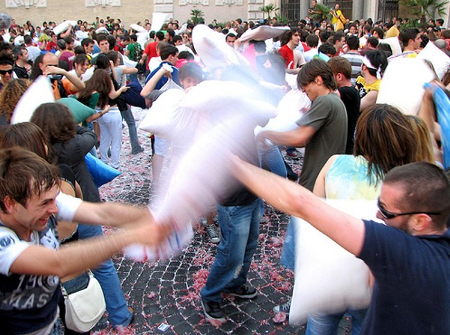 Roma. - Flashmob a Trastevere: una battaglia fra giovani a colpi di cuscino