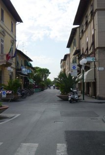 Una delle strade principali di Forte dei Marmi.