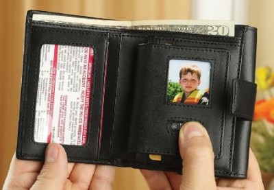 Rivolete il portafoglio? Metteteci dentro la foto di un bambino.