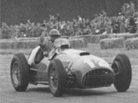 Froil�n Gonz�lez taglia il traguardo a Silverstone. � il 14 luglio 1951.