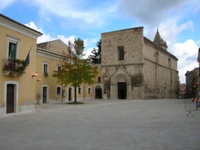 Piazza S. Francesco e porticato della chiesa di S. Maria Maggiore.
