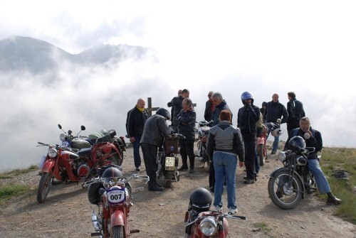 In moto sulle Alpi. Sulle montagne del cuneese 100 moto costruite tra il 1930 e il 1960.