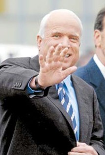 John McCain al suo arrivo, ieri, a Citt� del Messico.