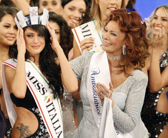 La neo-miss č stata incoronata da Sofia Loren al termine della finalissima da Salsomaggiore, in diretta su Raiuno, condotta da Milly Carlucci con Emanuele Filiberto.