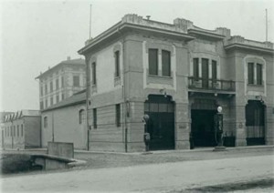 La fotografia presa dal Viale Ciro Menotti evidenzia il complesso del "Garage Alfa Romeo - Scuderia Ferrari" come si presentava a cavallo tra il 1929 e il 1930.