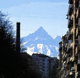 Torino, il Monviso visto dal quartiere Santa Rita.