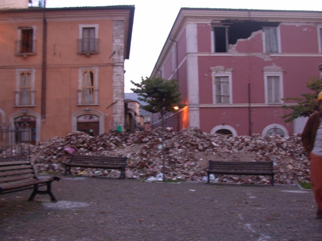 LAquila - Piazza Palazzo, Novembre 2009 ( foto Patrizia Tocci).