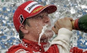 Kimi Raikkonen esulta sul podio di Interlagos.