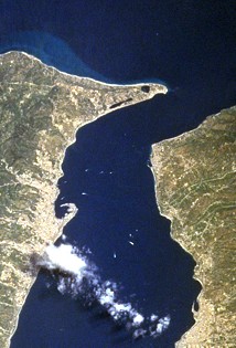 Lo stretto di Messina visto dallo spazio.