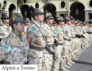Con mimetica, pistola e manganello gli alpini nelle vie di Torino.