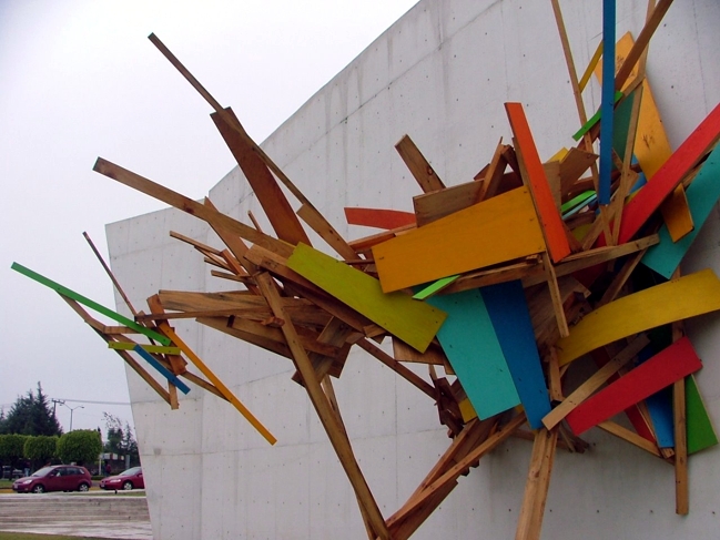 La scultura "Virus", del messicano Antonio O'Connell, è un opera piena di colori che, secondo l'autore, simbolizza la "tragica distruzione dell'architettura".