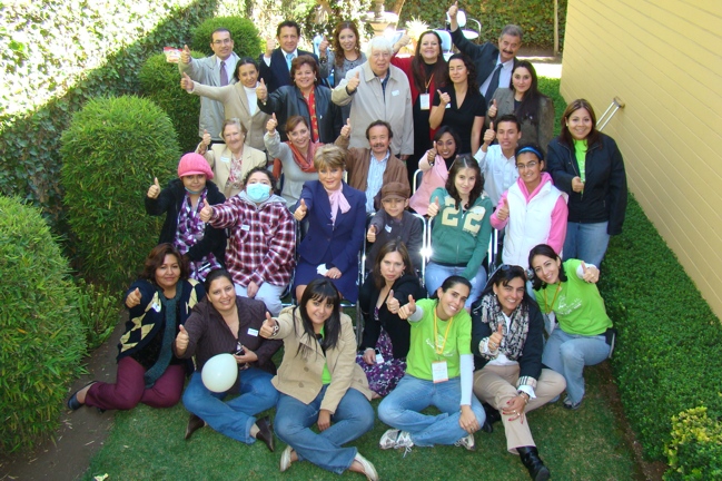 Aqu� nadie se rinde (qui nessuno si arrende), un gruppo diretto da Rossana D�az (quinta da sinistra in prima fila) per aiutare i bambini malati di cancro.