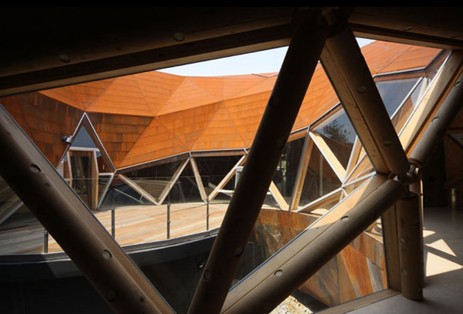 Legno dentro, acciaio Corten fuori. La natura, nella Eco House, � presente attraverso le fibre naturali e l'ossidazione del metallo: aspetto che la rende, oltre che caratteristica, resistente all'azione degli agenti atmosferici