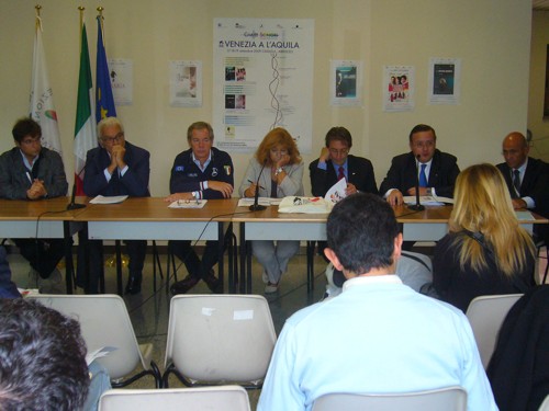 Conferenza stampa (da sin. Lucci, Baratta, Bertolaso, Delli Colli, Cialente, Blandini, Foti)