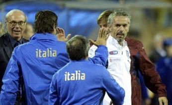 Donadoni d un "cinque" ai suoi azzurri dopo la vittoria in Ucraina.