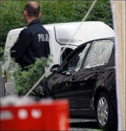 Un ufficiale della polizia sul luogo del delitto a Duisburg.