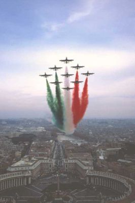 Le frecce tricolori in volo su piazza San Pietro.