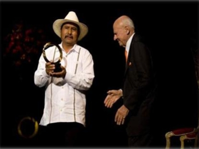 Jes�s Le�n Santos durante la cerimonia di consegna del "Goldman Environmental Prize".