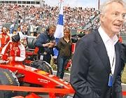 Max Mosley davanti a una Ferrari sulla griglia di partenza del GP di Inghilterra.