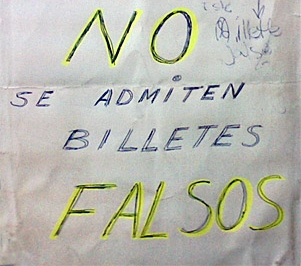 "Non si accettano banconote false".