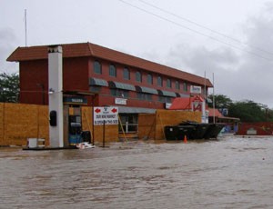 Strade allagate ad Oranjestad (Antille Olandesi).