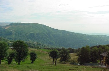 Panorama su pascoli della Valle Sacra.