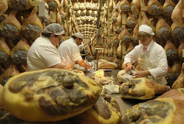 Nelle segrete del gusto, la dove nasce il prosciutto di Parma.