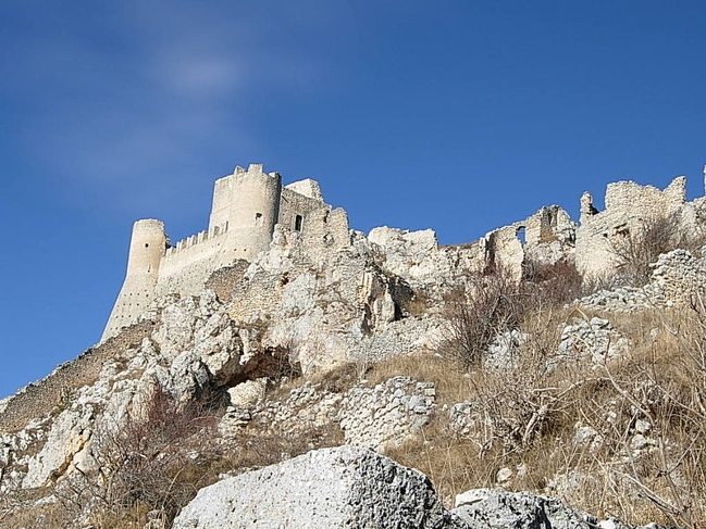Il castello di Rocca Calascio, danneggiato dal sisma del 1703, � stata scelta come "set cinematografico" naturale per numerosi film, tra i quali "Il nome della Rosa", di Umberto Eco.
