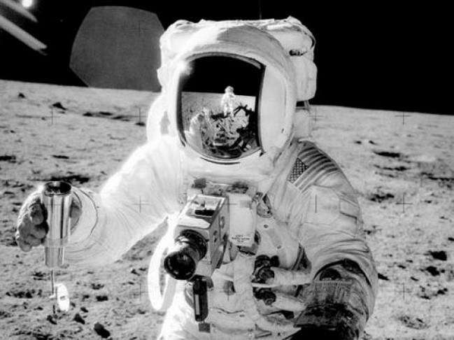 La telecamera usata da Armstrong e Aldrin per riprendere, a colori, le immagini della prima camminata dell'uomo sulla Luna.